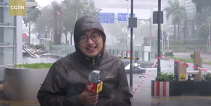 Video: Phóng viên đưa tin bão MANGKHUT hoảng hồn khi tường kính nhà cao tầng rơi ngay phía sau