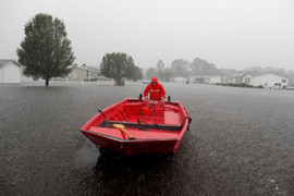 Ảnh: Bờ Đông nước Mỹ tan hoang, nước không ngừng dâng cao do bão Florence