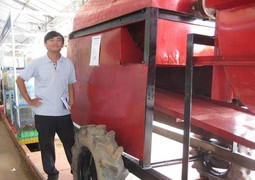 Máy tuốt đậu phộng giúp nông dân bớt khổ