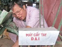 Hai lão nông Thanh Hóa chế tạo máy cấy 9 hàng