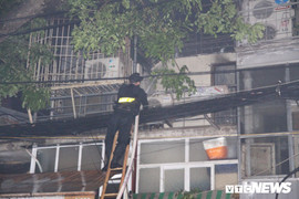 Cháy lớn ở Đê La Thành, Hà Nội: Lực lượng cứu hoả phá cửa vào dập lửa