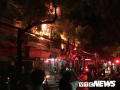 Video: Toàn cảnh đám cháy lớn thiêu rụi nhiều ngôi nhà gần Bệnh viện Nhi Hà Nội