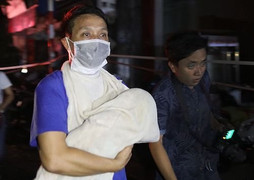 Cháy lớn ở Đê La Thành: Nhiều người hoảng loạn bế trẻ sơ sinh chạy khỏi Bệnh viện Nhi