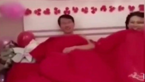 Clip cô dâu, chú rể Trung Quốc bị ép động phòng trước mặt khách gây phẫn nộ