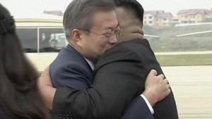 Video: Lãnh đạo Kim Jong-un và Tổng thống Moon Jae-in ôm nhau nồng hậu ở sân bay