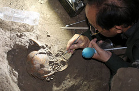 Clip: Cận cảnh những di vật trong hang núi lửa có xương người tiền sử ở Việt Nam