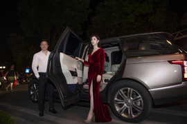 Hoa hậu Phí Thùy Linh được chồng đưa tới sự kiện bằng xe sang