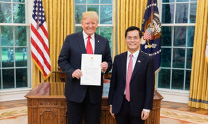 Tổng thống Donald Trump chào mừng Đại sứ Hà Kim Ngọc nhận nhiệm vụ tại Washington D.C
