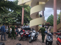 Nam thanh niên chết dưới chân cầu thang nhà văn hóa Đắk Lắk