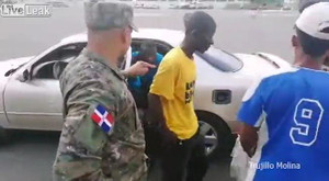 Clip: Kỷ lục ô tô 5 chỗ nhồi nhét 18 người gây sốc