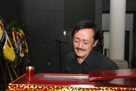 Video: Nhiều nghệ sĩ rơi nước mắt tiễn đưa 'ông trùm' phim hài Tết về miền cực lạc