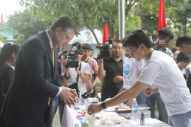 Đại sứ Mỹ hào hứng nặn bột làm bánh Trung thu cùng các em nhỏ Sóc Sơn