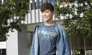 Nathan Lee diện loạt đồ hiệu tất bật chạy show