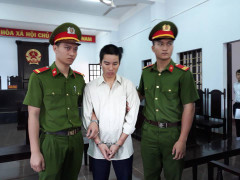 Nghi ngờ vợ ngoại tình, chồng đâm chết vợ giữa đường