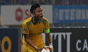 'Biếu' phạt đền, nổi nóng với trọng tài, Quế Ngọc Hải mất điểm với HLV Park Hang Seo