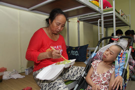 Video: Những gia đình bệnh nhân nghèo sống trong xóm trọ bị cháy ở Đê La Thành giờ ra sao?