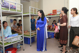 Bộ trưởng Y tế trao quà cho các gia đình bệnh nhân sau cháy lớn ở Đê La Thành