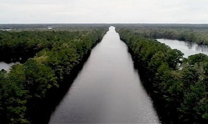 Đường cao tốc Mỹ biến thành sông sau siêu bão Florence