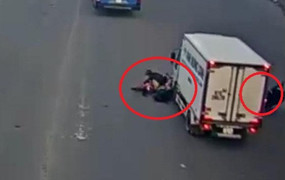Clip: Dừng đèn đỏ không đúng vạch, 2 xe máy bị xe tải húc văng