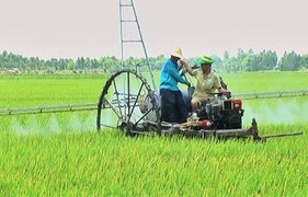 Nông dân chế tạo máy đào, vét mương không người lái