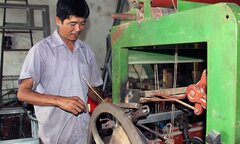 Chế máy dệt 12-13 chiếc chiếu/ngày của 2 lão nông