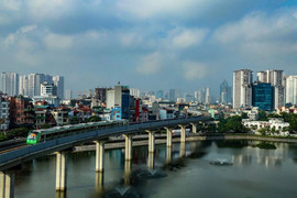 Video: Ngắm tàu Cát Linh - Hà Đông chạy băng băng qua phố phường Hà Nội từ flycam