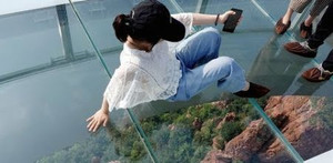 Video: Run rẩy đi trên cầu treo thủy tinh 5D ở Trung Quốc