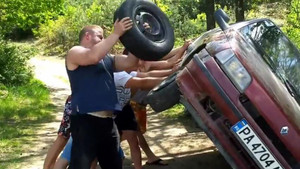 Clip thay lốp xe kiểu Nga khiến dân mạng cười 'đứt ruột'