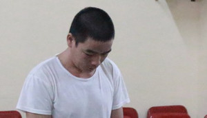 Thấy bé gái đứng một mình, gã đàn ông kéo vào lùm cây cưỡng bức