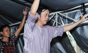 Xúc động khoảnh khắc Hoài Linh đội mưa giữ mái che để khán giả trú mưa ở nhà thờ Tổ