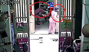 Clip: Có người ở nhà, cướp vẫn liều mạng xông vào giật đồ cúng