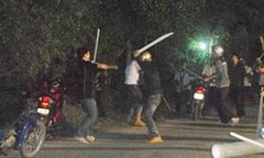 Video: Mang hung khí đi hỗn chiến, gần chục tên côn đồ bị tóm gọn khi trốn vào nhà dân ở Hà Nội