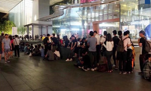 Video: Apple Store Singapore giải tán người Việt xếp hàng sớm mua iPhone