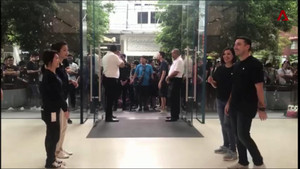 Clip: Hàng trăm người ùa vào Apple Store Singapore mua iPhone XS
