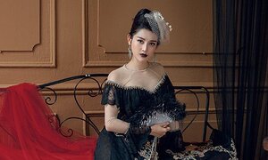 Á hậu Huyền My ‘tái xuất’ đầy ma mị với áo dài hoàng gia độc đáo của Kenny Thái