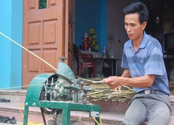 Kiếm cả trăm triệu nhờ chế ra máy lột nan nứa và bộ dao chẻ nứa