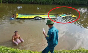 Clip: Xe khách lao xuống mương nước chìm nghỉm ở Hải Phòng