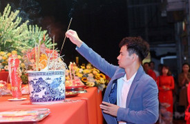 Xuân Bắc, Tự Long thành kính dâng hương trong lễ giỗ Tổ nghề sân khấu