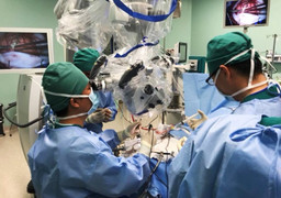 Cứu sống bé trai 11 tuổi mang khối u não to bằng quả bóng tennis