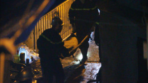 Cháy lớn gần Bệnh viện Nhi Trung ương: Đưa thi thể các nạn nhân rời khỏi hiện trường trong đêm