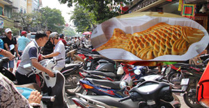 Ảnh: Phố bánh Trung thu truyền thống hút khách, bánh thương hiệu nổi tiếng 'vắng như chùa Bà Đanh'