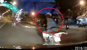 Clip: Chỉ tay dằn mặt tài xế ô tô, người đi xe máy lĩnh trái đắng