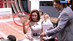 Clip: Bị công kích vì sinh con Down, nữ diễn viên tát khán giả trên sóng truyền hình