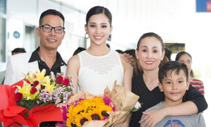 Hoa hậu Trần Tiểu Vy về quê nhà Quảng Nam, rạng rỡ trong vòng tay bố mẹ
