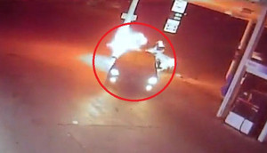 Clip: Cây xăng đóng cửa, khách hàng lùi ô tô đâm trụ xăng bốc cháy