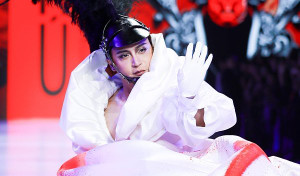 Tài tử 'Hoàn Châu cách cách' vấp ngã vì mặc váy, đi giày cao gót