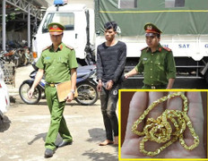 Khởi tố kẻ 2 lần vào tiệm vàng giả vờ mua rồi cướp