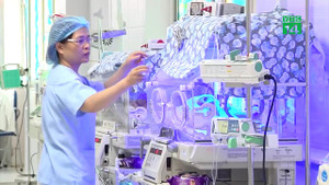 Bé sinh non nghi có bố mẹ chết cháy giờ ra sao?