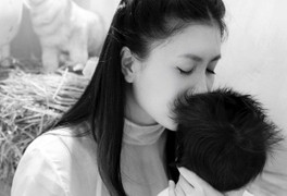 Diễn viên Nguyệt Ánh sinh con đầu lòng với chồng Ấn Độ