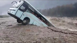 Clip: Kinh hãi khoảnh khắc lũ dữ cuốn phăng xe khách như đồ chơi